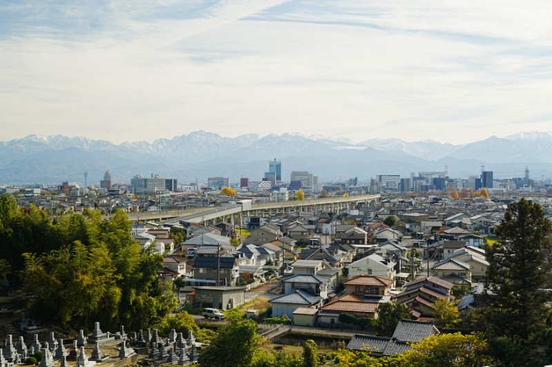 街の奥に、厳かな白の稜線