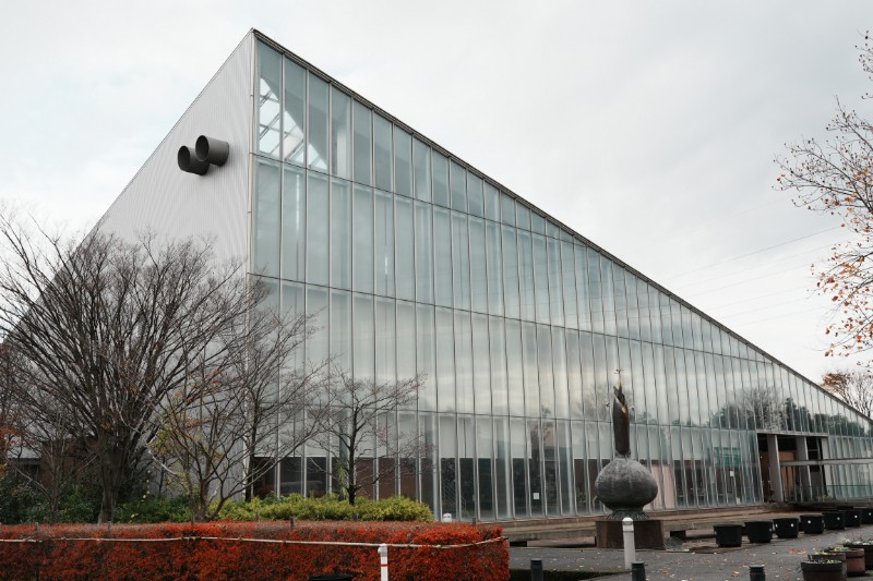 空を映し、季節を抱く透明な箱