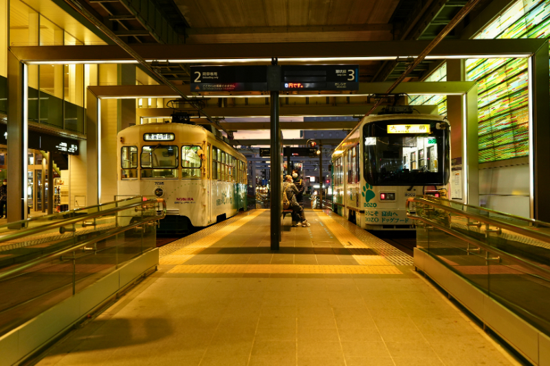 灯りの中で並ぶ、夜の待ち時間