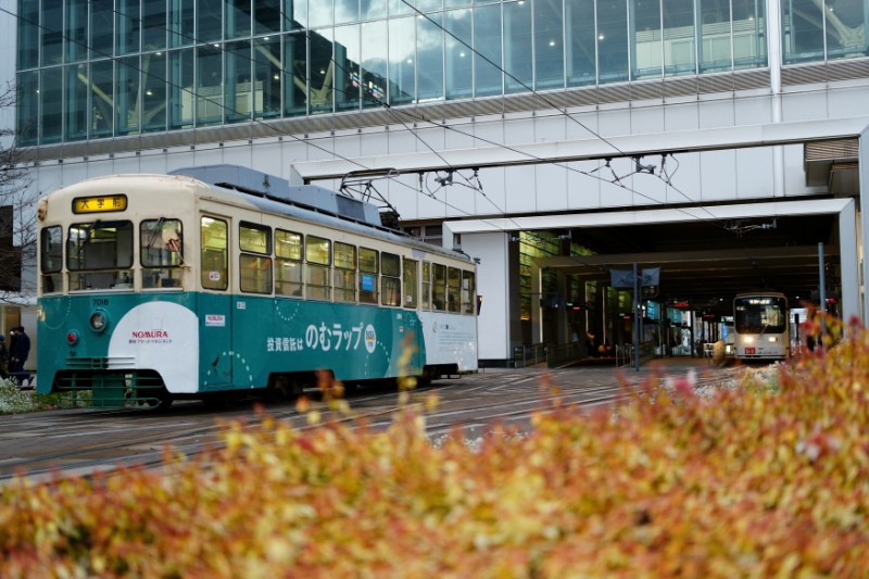 街の足が、静かに駅へと向かう