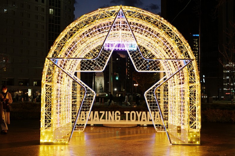 光の回廊が、夜の入口になる