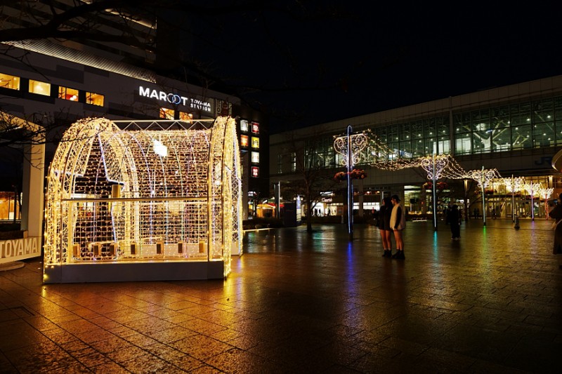 光に包まれる富山駅前