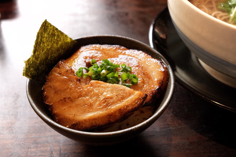 照りの奥に、火と時間の記憶