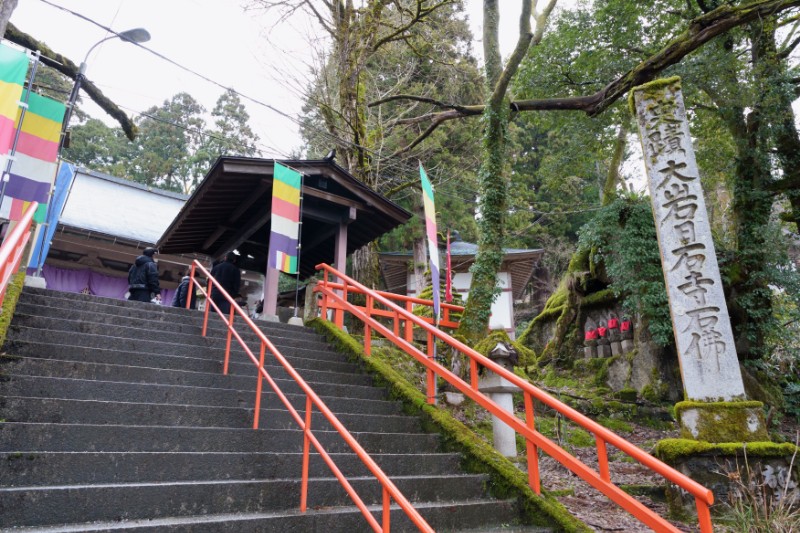 朱色の線が、祈りの行き先を示している