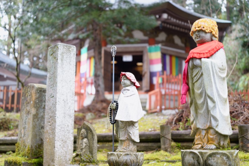 祈りを受け継ぐ、大岩山日石寺境内の石仏たち