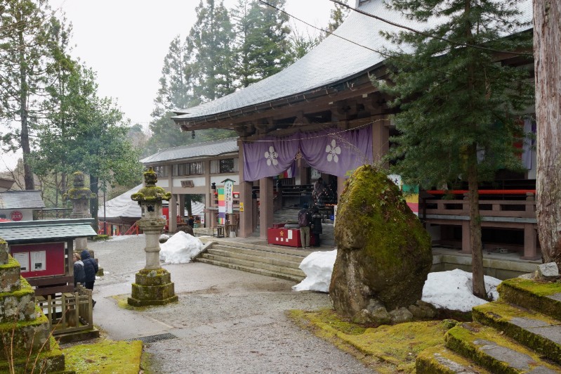 山の懐に抱かれるように建つ、本堂