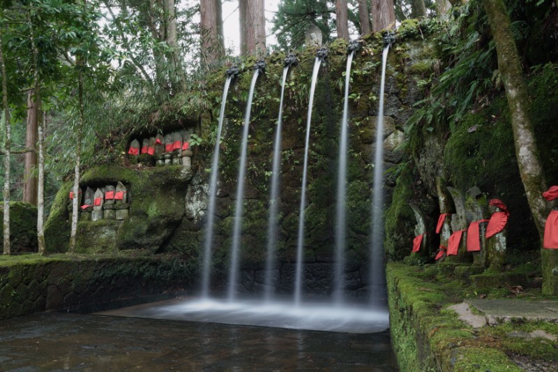 大岩山日石寺の奥にひっそりと流れる六本滝