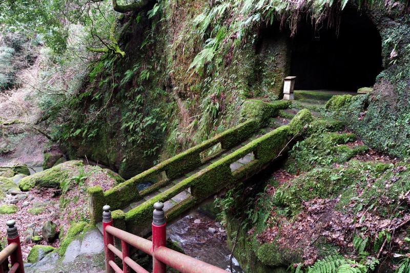 苔むした石橋と洞窟