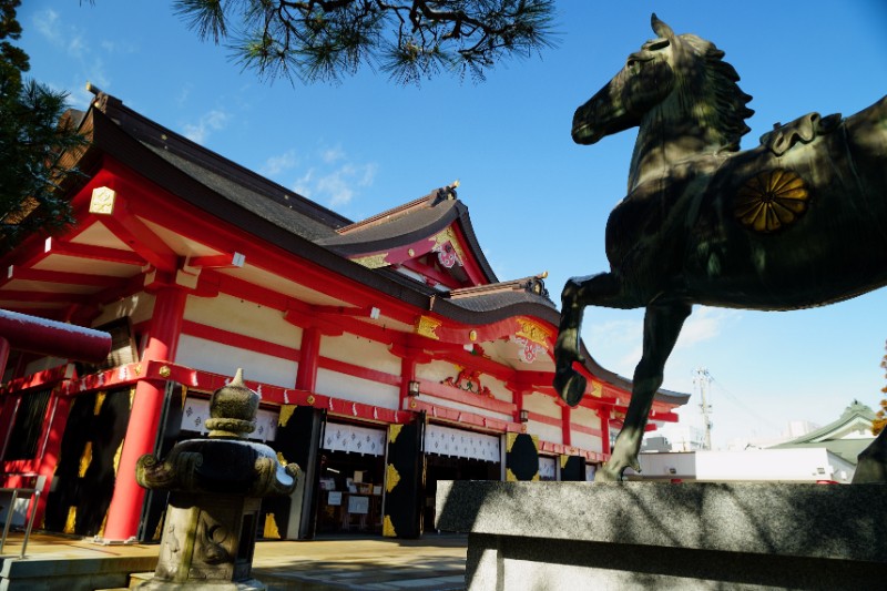 社殿脇に佇む神馬像
