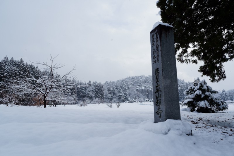 白に沈む野に、祈りの痕跡だけが立っている 