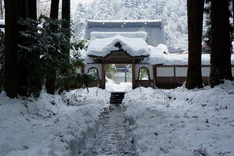 雪に包まれた立山寺の山門