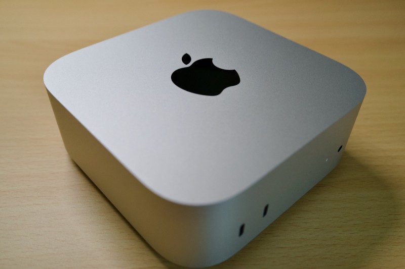 無駄を削ぎ落とした美しいアルミ筐体。デスクに静かに佇む“最強コスパ”マシン。