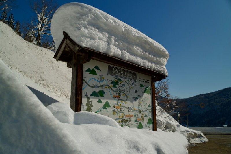雪に埋もれた入口、ここから物語が始まる