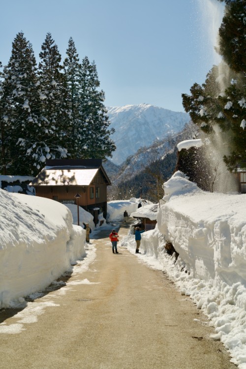 雪の回廊に、人の営みが息づく
