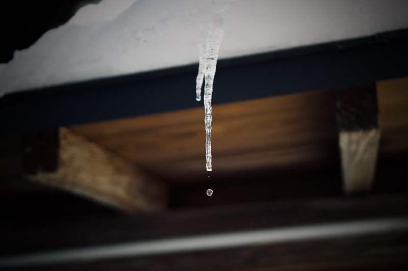 落ちる一滴、冬がほどける音