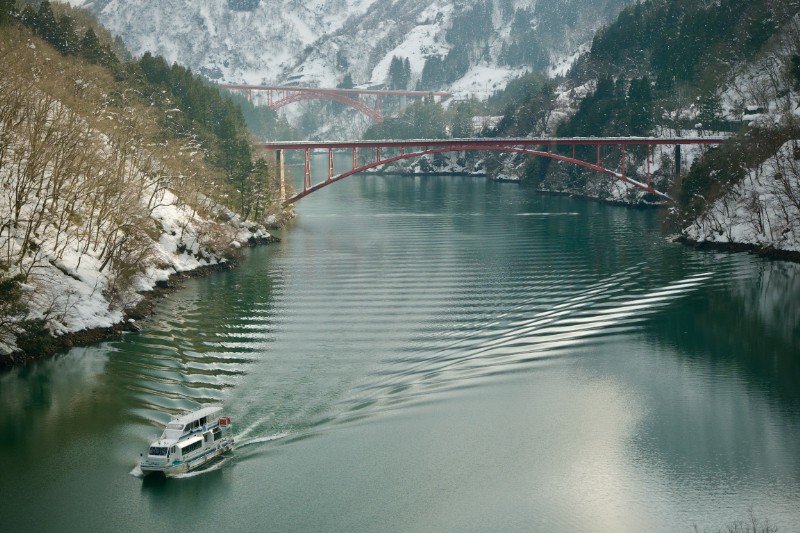 冬の庄川峡を静かに下る遊覧船