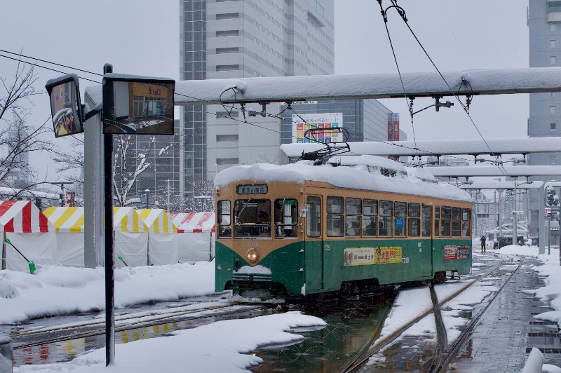 雪景色に溶け込む、レトロ車両の温もり