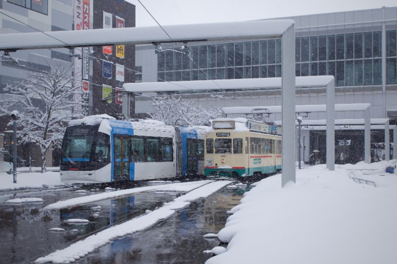 新しい時代と、積み重なった時間が並ぶ駅前
