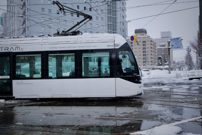 濡れたレールに映る、冬の街の輪郭