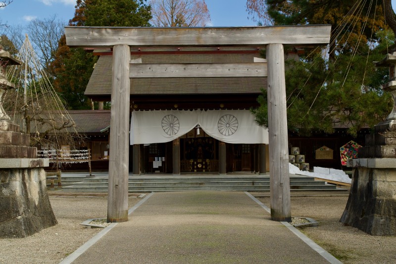 射水神社の鳥居と拝殿