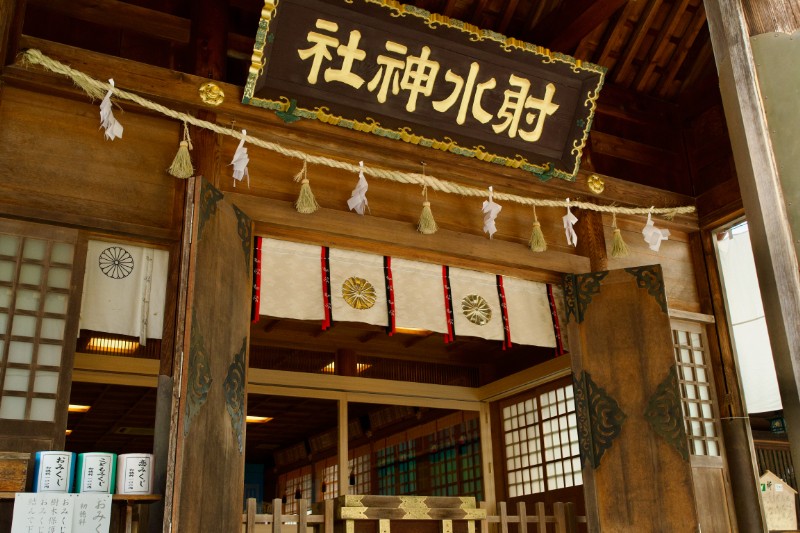 拝殿に掲げられた社号額