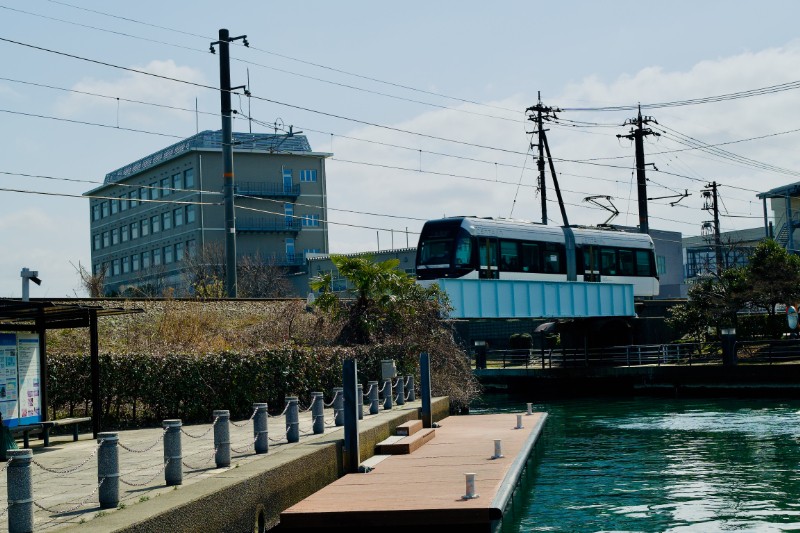 運河を渡るポートラム。水と街をつなぐ、やさしい軌跡。