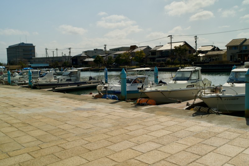 岩瀬カナル会館前の静かな水辺。春を待つ港町の午後。