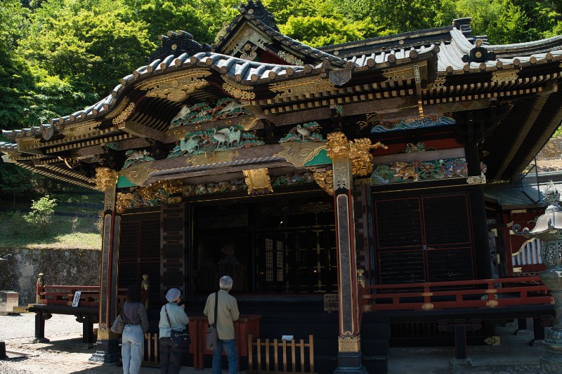 陽光を受けて輝く、妙義神社の壮麗な本殿