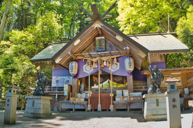 深い緑に包まれた中之嶽神社拝殿