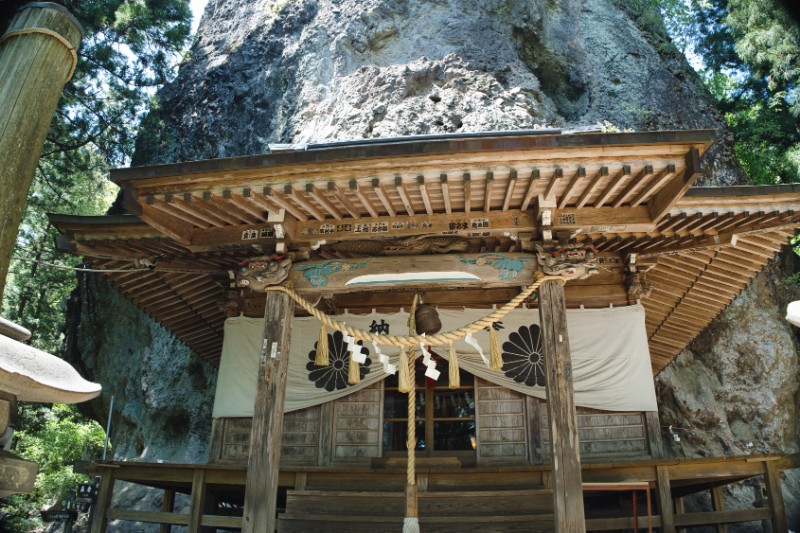山の静けさの中に佇む上の宮