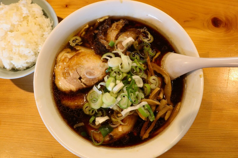 翔龍を代表する富山ブラックラーメン