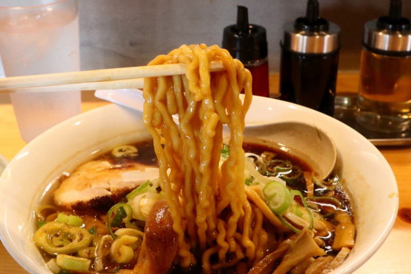 スープをまとった自家製ちぢれ麺