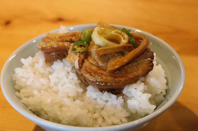 チャーシューをご飯にのせて味わう至福の時間