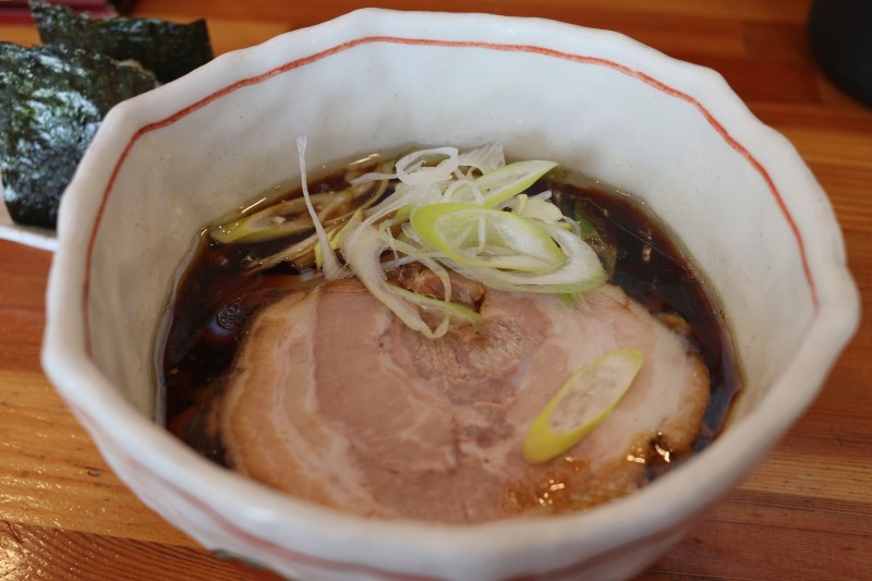 漆黒のスープに包まれた誠やの醤油らーめん