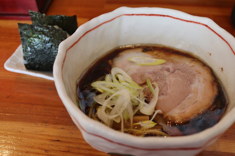 誠やらしい独特の丼と、堂々たるチャーシュー