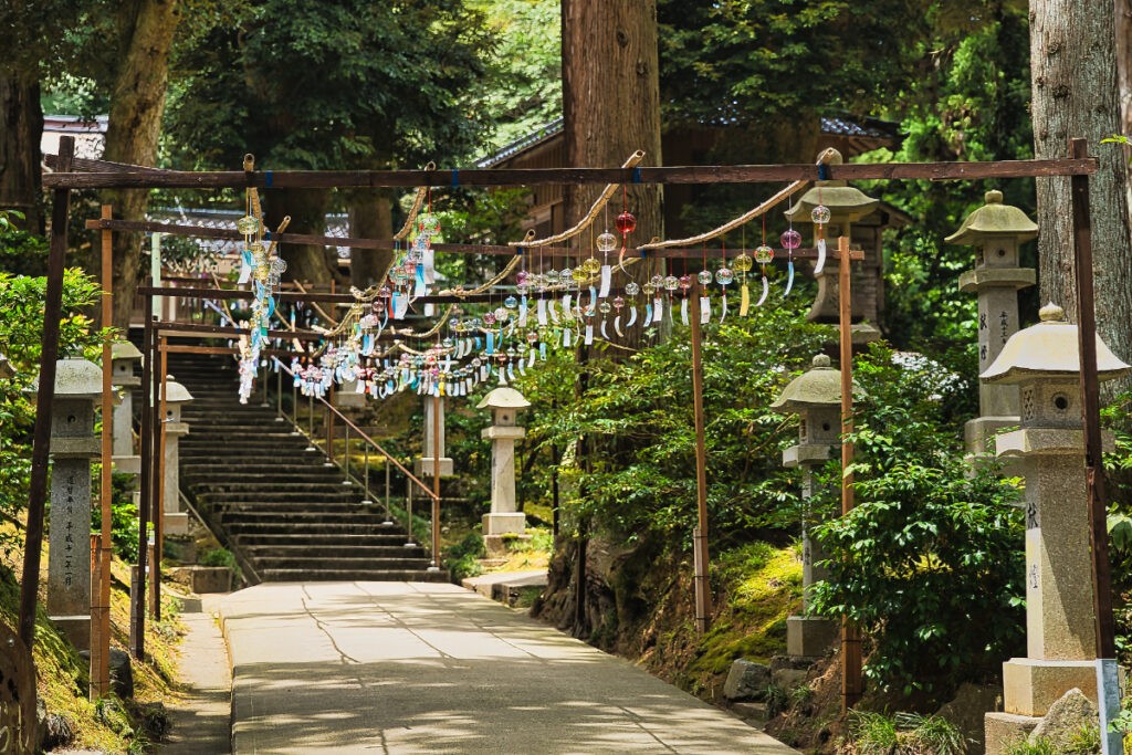 風鈴の向こうに続く、本殿への道。
